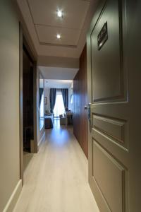 porta aperta su un corridoio con soggiorno di Hotel Mirasole International a Gaeta