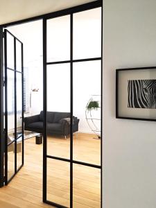 uma sala de estar com uma porta de vidro deslizante em Kloosterloft em Antuérpia