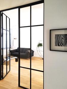 soggiorno con porta scorrevole in vetro di Kloosterloft ad Anversa