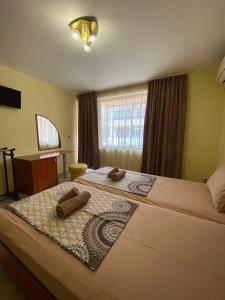 Ένα ή περισσότερα κρεβάτια σε δωμάτιο στο Къща за гости ДЕНИКА