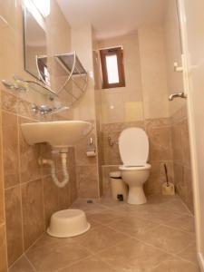 een badkamer met een toilet en een wastafel bij Къща за гости ДЕНИКА in Sozopol