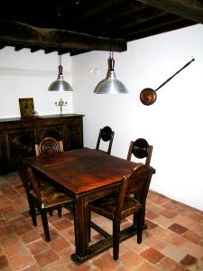 una sala da pranzo con tavolo e sedie in legno di SOUTH BURGUNDY country house MONT CHEF a Chassigny-sous-Dun