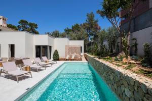 a swimming pool in the backyard of a house at Villa Torrenova 36 in Magaluf