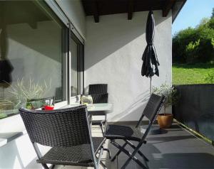 a patio with a table and chairs and an umbrella at Ferienwohnung beim Burgberg in Bad Abbach