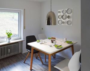 a dining room with a white table and chairs at Ferienwohnung beim Burgberg in Bad Abbach