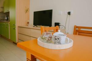 una mesa con un tazón encima en Rooms Pri Lovrižu en Kobarid