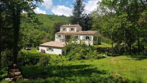 une maison au milieu d'un champ verdoyant dans l'établissement Beautiful studio surrounded by nature, à Lanet