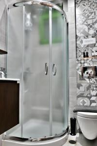 um chuveiro com uma porta de vidro na casa de banho em Messinian Horizons em Marathópolis