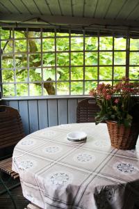 una mesa con un mantel blanco y flores en ella en Ferienhaus Franz - an der Elbe, mit großem Garten, en Pirna