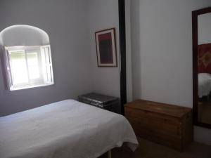 ベヘール・デ・ラ・フロンテーラにあるCasa Solのベッドルーム(白いベッド1台、窓付)