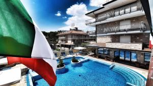 Bazén v ubytovaní Hotel & Wellness Fra I Pini alebo v jeho blízkosti