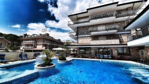 Bazén v ubytovaní Hotel & Wellness Fra I Pini alebo v jeho blízkosti
