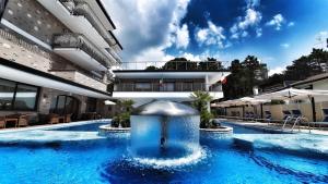 Bazén v ubytovaní Hotel & Wellness Fra I Pini alebo v jeho blízkosti
