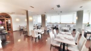 Reštaurácia alebo iné gastronomické zariadenie v ubytovaní Hotel & Wellness Fra I Pini