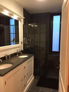 un bagno con due lavandini e una doccia di Kloosterloft ad Anversa