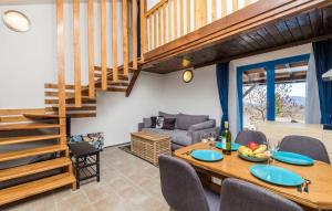 ein Esszimmer mit einem Tisch, Stühlen und einer Treppe in der Unterkunft Paradise Lost Plitvice in Rakovica