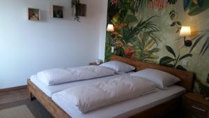巴登韋勒的住宿－Landgasthof Grüner Baum，房间里的床上有两个枕头