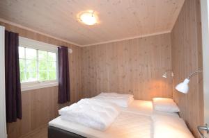 Tempat tidur dalam kamar di Fagernes Camping
