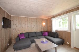 sala de estar con sofá y mesa en Fagernes Camping en Fagernes