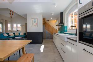 Kuchnia lub aneks kuchenny w obiekcie DOMKI APARTAMENTOWE CHMIELÓWKA