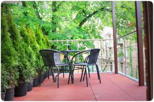 2 sillas y una mesa en el patio en Vivulskis Apart-Hotel en Vilna