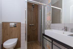 Łazienka w obiekcie DOMKI APARTAMENTOWE CHMIELÓWKA
