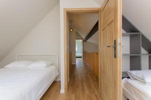 Łóżko lub łóżka w pokoju w obiekcie DOMKI APARTAMENTOWE CHMIELÓWKA