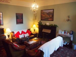 卡瑟爾的住宿－Cashel Town Center INN，客厅配有沙发和桌子