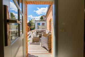 Balkon lub taras w obiekcie DOMKI APARTAMENTOWE CHMIELÓWKA