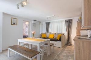 un soggiorno con un divano e un tavolo di Apartment Tomislav a Vir (Puntadura)