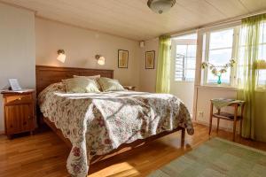 Un pat sau paturi într-o cameră la Soltägtgården