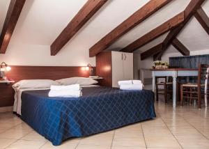 una camera con letto, tavolo e sedie di Residenza D'epoca Tamara a Castellabate