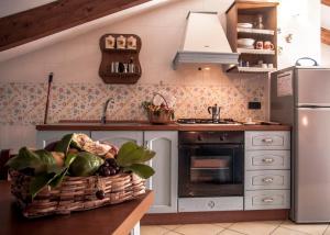 una cocina con una barra con una cesta de verduras en Residenza D'epoca Tamara, en Castellabate