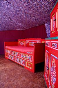 ノワイェ・シュル・シェールにあるLa Longère du Parcの赤いベッドルーム(ベッド2台付)