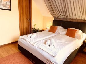 um quarto com uma cama grande e toalhas em Barackvirág Vendégház em Tihany