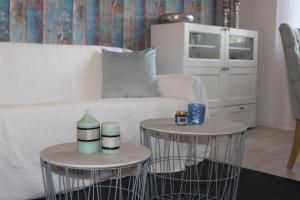 - un salon avec deux tables et un canapé dans l'établissement Holiday Apartment, à Mostar