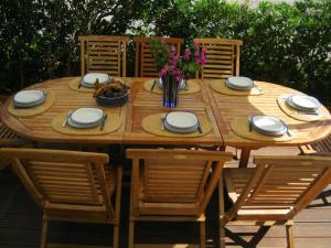 Restaurant o un lloc per menjar a Luxury apartment inside beachfront villa