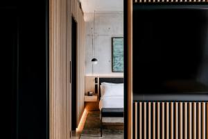Televízia a/alebo spoločenská miestnosť v ubytovaní Nobu Hotel Warsaw