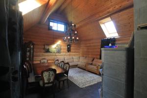 A seating area at The gorgeous log house, that brings out the smile!