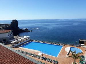 a swimming pool with a view of the ocean at Quinta Da Penha De Franca in Funchal