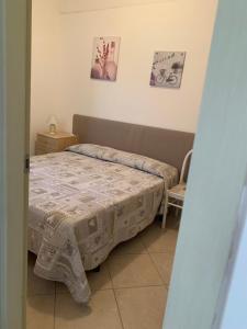 ein kleines Schlafzimmer mit 2 Betten und einem Stuhl in der Unterkunft I due Tesori in San Cesario di Lecce