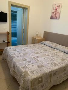 Schlafzimmer mit einem Bett und einer Glastür in der Unterkunft I due Tesori in San Cesario di Lecce