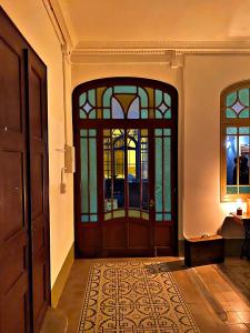 a room with a door with stained glass at Can Martí in Vallgorguina +14 photos