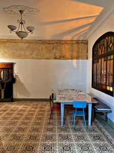 a dining room with a table and chairs at Can Martí in Vallgorguina