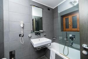 bagno con lavandino e doccia di Imperium Suite Navona a Roma