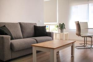een woonkamer met een bank en een salontafel bij FH COCOLISO I in Altea