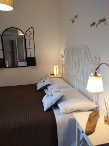 - une chambre avec un lit, une table et un miroir dans l'établissement Appartamento dei Pini, à Cattolica