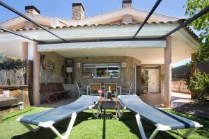 eine Terrasse mit Markise sowie einem Tisch und Stühlen in der Unterkunft Alojamiento Villa Moles in Salou