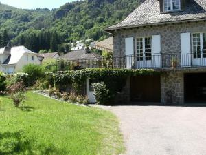 una casa con un camino que conduce a un patio en Studio Vic, en Vic-sur-Cère