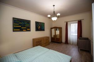 um quarto com uma cama, uma cómoda e um espelho em Apartmán Schindlerka em Banská Štiavnica